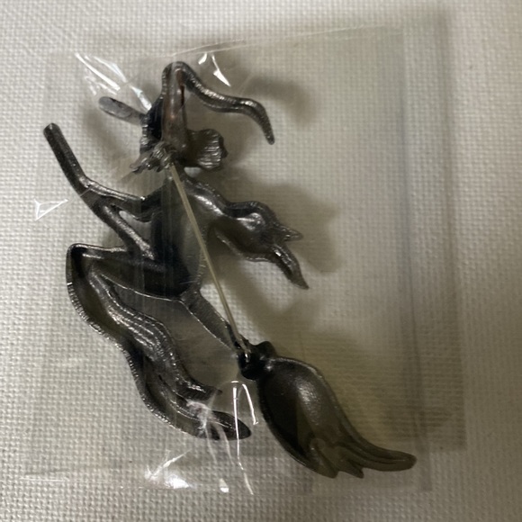 NIP Witch on Broom Pin - Picture 2 of 3
